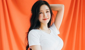 【画像】ヤリマンさん、カラオケでパンツ丸出しにしてしまうｗｗｗｗの画像