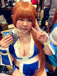 【画像】女カードゲーマーさんのえっちコスプレwwwの画像