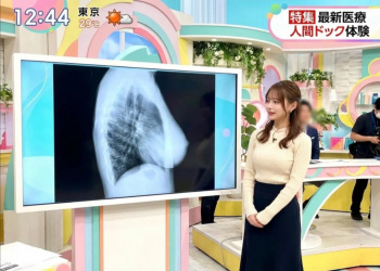 【画像】めちゃくちゃ猫背な女子アナ、見つかってしまうwww?の画像