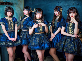 【画像】４人のミニスカ女性アイドルさん、ツイスターゲームで地獄絵図になってしまうｗｗｗの画像