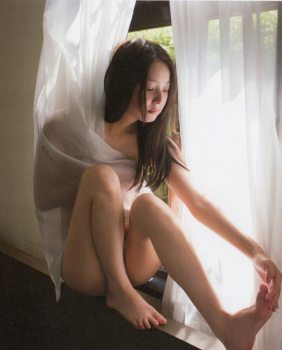 【画像】佐々木希(38)さん、えちちな谷間をほんの少しだけチラ見せしてしまうwwwの画像