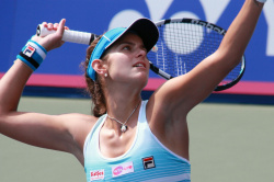 【画像】女子プロテニス選手、ピンクのエチエチビキニを着てしまうｗｗｗｗの画像