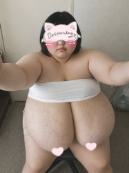 【画像】巨乳女子さん、服のサイズを間違えてお○ぱい丸出しになってしまうwwwの画像