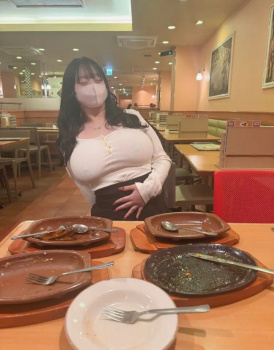 【画像】サイゼリヤでノーブラ巨乳女子さんが目撃されるｗｗｗの画像