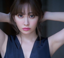 【画像】小嶋陽菜（３６）、ババア臭いガードル姿を披露して絶賛されるｗｗｗの画像
