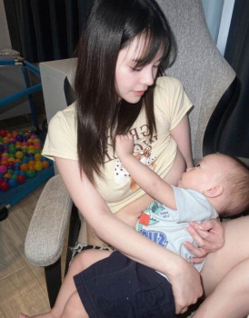 【画像】母乳出なさそうな女子さんの授乳がえちえちすぎるwwwの画像