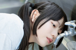 【画像】水の飲み方がエッチすぎる女子高生ｗｗｗｗｗｗの画像