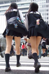 【悲報】まんさん、ミニスカＪＫのパンツを次々と盗撮するも捕まってしまうｗｗｗの画像