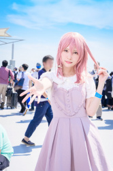 【画像】美人コスプレイヤーさん、見えてはいけないものがハミ出してしまうｗｗｗの画像