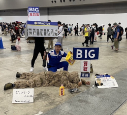 【画像】今年のコミケ、やっぱりビッグモーターのコスプレするやつが現れるｗｗｗの画像