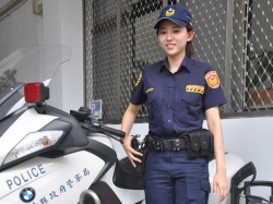 【画像】ハワイの婦警さん、パイオツカイデーすぎるｗ ｗ ｗ ｗ ｗの画像