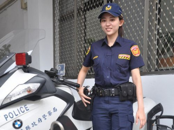 【画像】ハワイの婦警さん、パイオツカイデーすぎるｗ ｗ ｗ ｗ ｗの画像