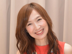 【動画】森口博子（５６）、ビキニ姿でオッパイゆさゆさ揺らしながら歌って踊るの画像