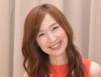 【動画】森口博子（５６）、ビキニ姿でオッパイゆさゆさ揺らしながら歌って踊るの画像