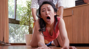 【森ほたる】隣に引っ越してきた若い巨根に悶絶してしまう巨乳妻の画像