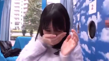 【マジックミラー号】「に、にがい…にがい…」彼だと思ってフェラしたチンポがいきなりの口内射精!しかも他人の精子!の画像