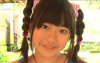えっ、めっちゃデカい染みが! 清楚なJCアイドル、着エロ撮影で興奮し水着に濡れ染みを作ってしまうの画像