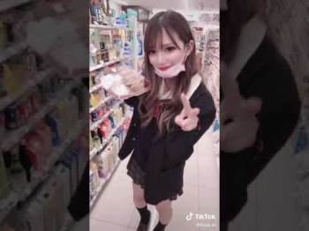 TikTok 見えそうな位短いスカートのJKの画像