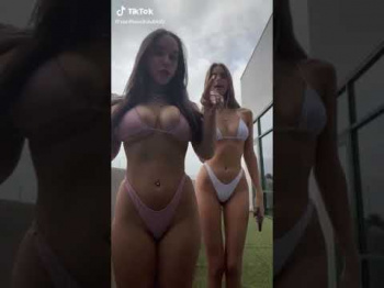 TikTok 左の女性おっぱい太ももお尻全てが最高 shortsの画像