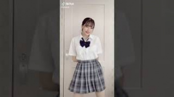 【TikTok】制服の上からでもわかるおおきさの画像