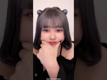 TikTok M字開脚 しゃがむときの豪快パンチラ 一瞬の隙に要注意の画像