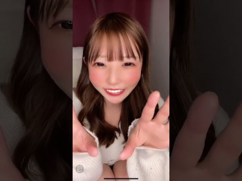 TikTok あくびでお股ゆるゆる ニットから覗く三角パンチラの画像