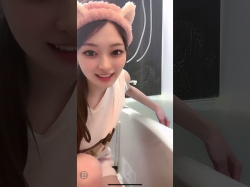 TikTok 胸元ぱっくり お風呂を洗うと自然に無防備になるおっぱいの画像