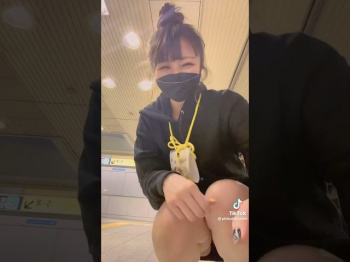 おだんごが似合うオタク女子 #shorts #ミニスカ #パンチラ #地下鉄 shortsの画像