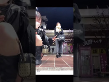 パンチラきにするも結局がっつり映ってしまう美女の画像