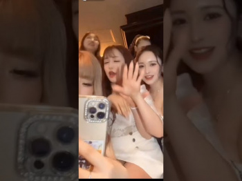 TikTok Live 1度の配信で4人がパンチラしてるパラダイスの画像