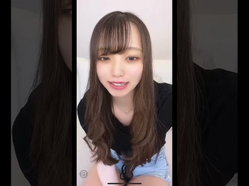 激カワお姉さんのライブ配信中に短パンの隙間からレースの下着がチラリ! #パンチラ #ショーパン #放送事故 #エロの画像