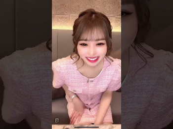 ミニスカキャバ嬢が クッションどかして ゾーンが❣️パンチラ✨の画像