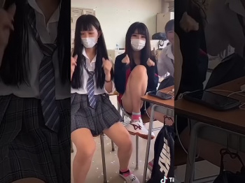 【モロ見え】JKのパンチラで我慢汁プシャー確定!しかも美少女! 女子高生 高校生の画像