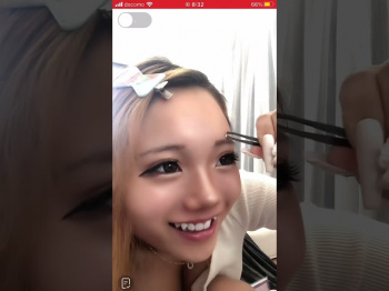 ライブ配信 メイク中のギャルの胸チラ 谷間 nipslip おっぱいの画像