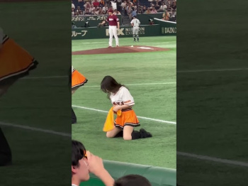 パンチラエロハプニング!セクシーダンスパフォーマンスの画像