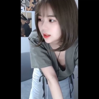 前屈みノーブラ胸ちら #ノーブラ #胸ちら #short #放送事故 #TikTok ティックトック おっぱい shorts 乳首の画像