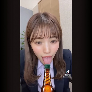 舌ぺろぺろ これはアカンやろ ペットボトルチャレンジ #TikTokライブ #TikTok #放送事故 #胸チラ #パンチラの画像