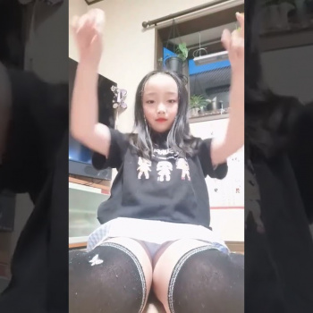 このJSの太ももなんかエロい...しかもパンツ見えてるし #TikTok #JS #パンチラ ティックトック 女子小学生 小学生の画像