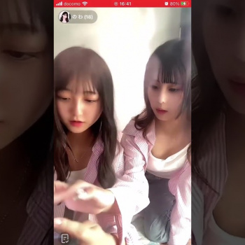 TikTokライブ 童顔2人組の胸チラの画像