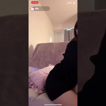 【そのスカートじゃ見えるで】#パンチラ#TikTok #ライブ配信 #放送事故 ティックトックの画像