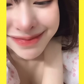 【TikTok】胸チラ～世界共通～インスタライブ放送事故 ティックトックの画像