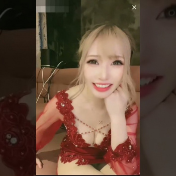 露出が多いドレスでの胸チラ気味のキャバクラ嬢のライブ配信! #ライブ #放送事故の画像