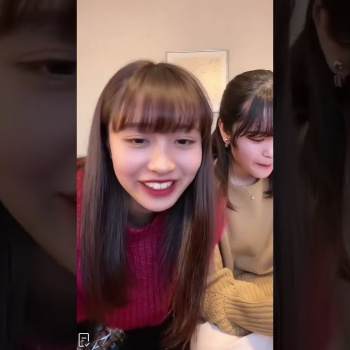 かわいい二人組が配信してたらパンチラの画像