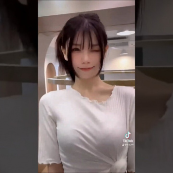 「青青」この踊り難しかった… #地雷系 #アヘ顔 #ムチ #むち #おっぱい #VLOG #TikTok ティックトックの画像
