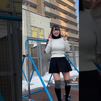 女子大生、逆上がりしたらパンチラ 大学生 JDの画像