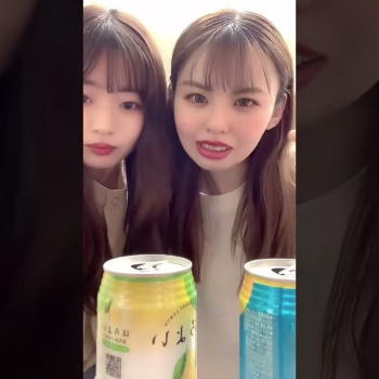 笑顔がかわいい美女がミニスカで座ったらパンチラの画像