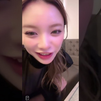 美女がミニスカドレスでパンチラの画像