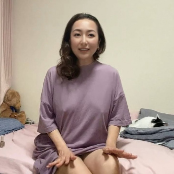 【ノーブラ】足のネイルを塗っていたら見えすぎちゃいました、、【パンチラ】 おっぱい 乳首の画像