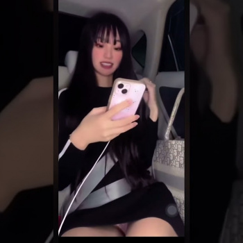 インスタライブ 常にパンチラの画像