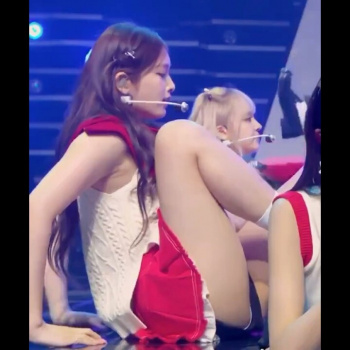 エロすぎる美女のパンチラライブの画像